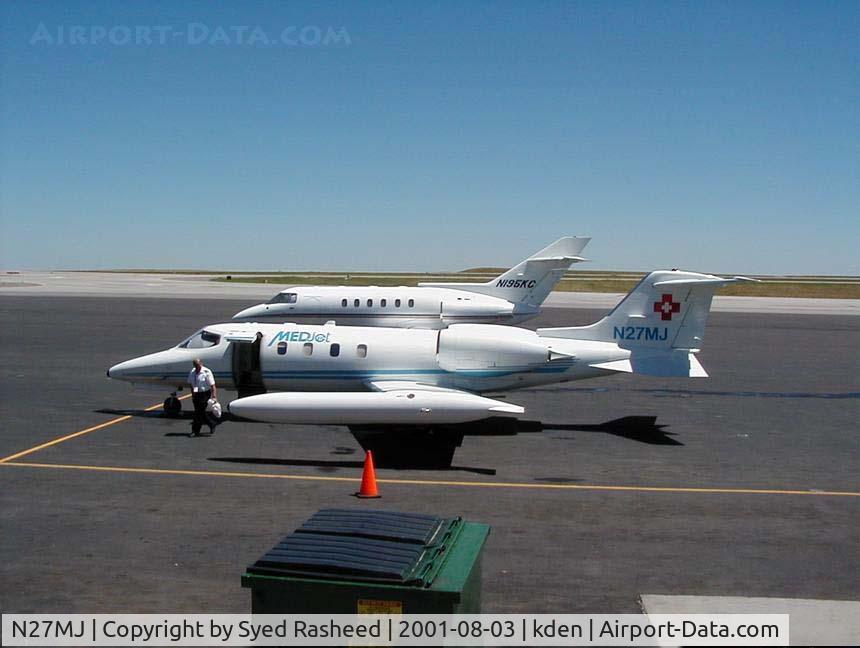 N27MJ, 1976 Gates Learjet 36A C/N 027, Capt Craig empties trash @ KDEN