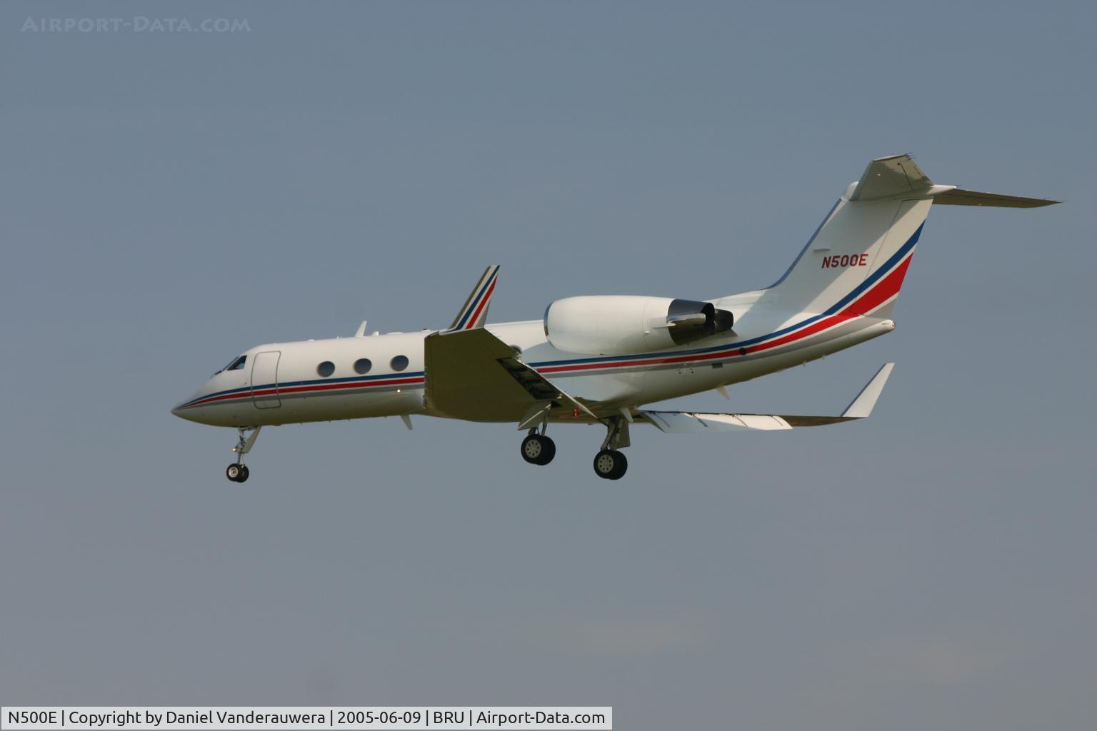 N500E, 2001 Bombardier BD-700-1A10 Global Express C/N 9105, short before landing on 25L