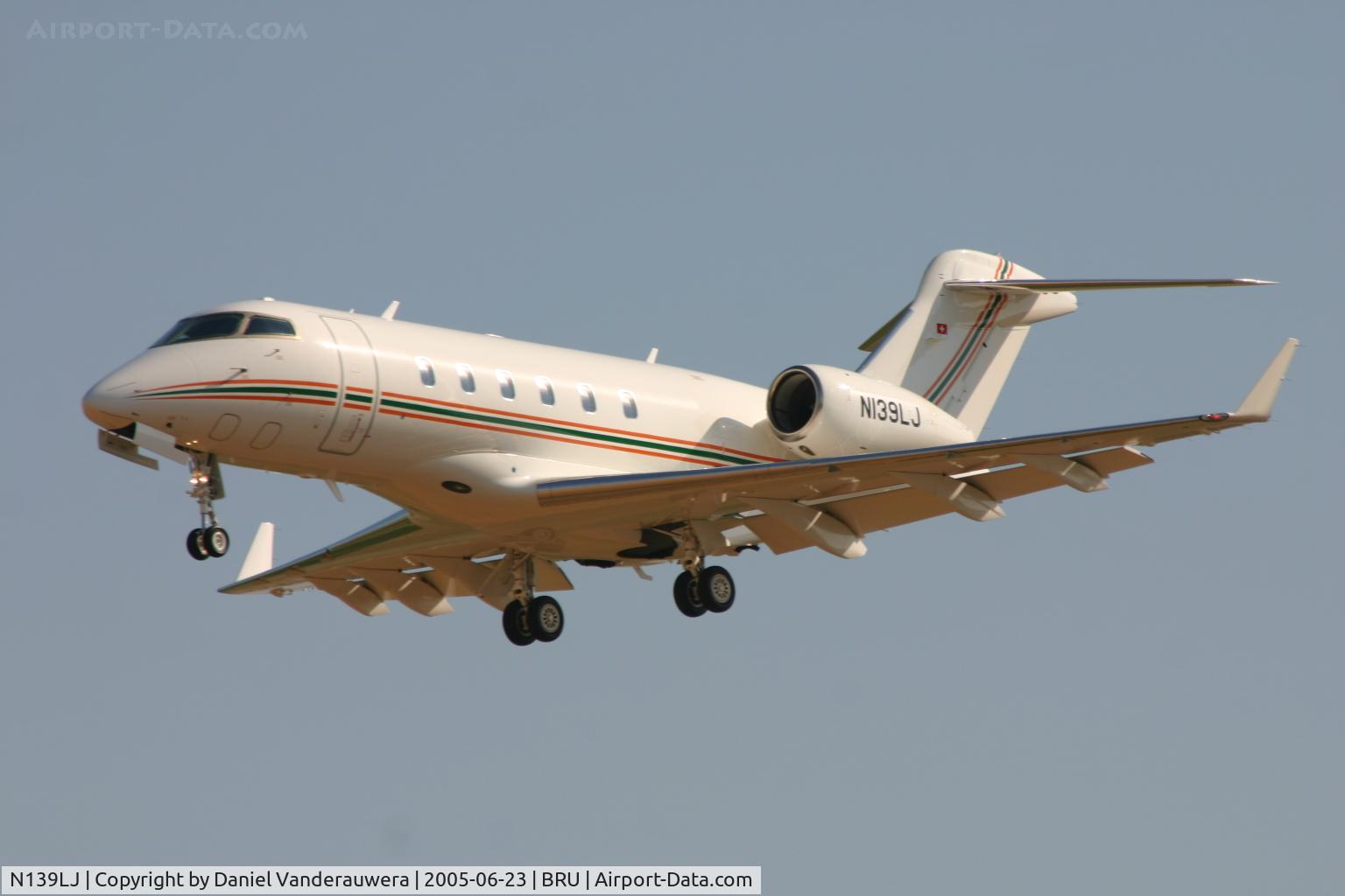 N139LJ, 2005 Bombardier Challenger 300 (BD-100-1A10) C/N 20039, short before landing on 25L
