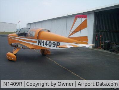 N1409R, 1974 Grumman American AA-1B Trainer C/N AA1B-0509, Left side after being struck on ramp