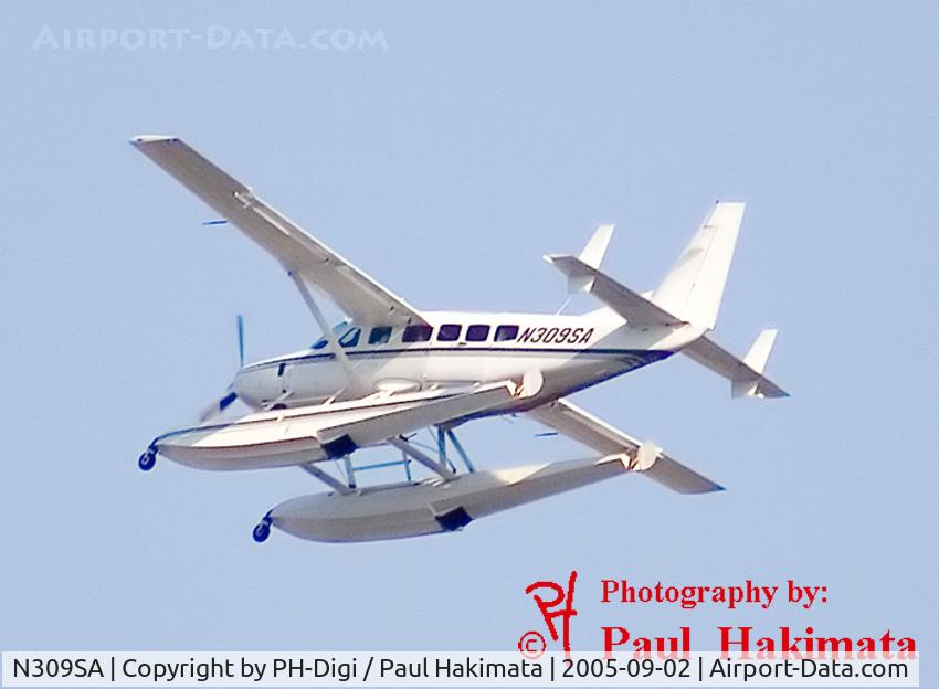 N309SA, 1999 Cessna 208 C/N 20800309, Flying away from Manhattan