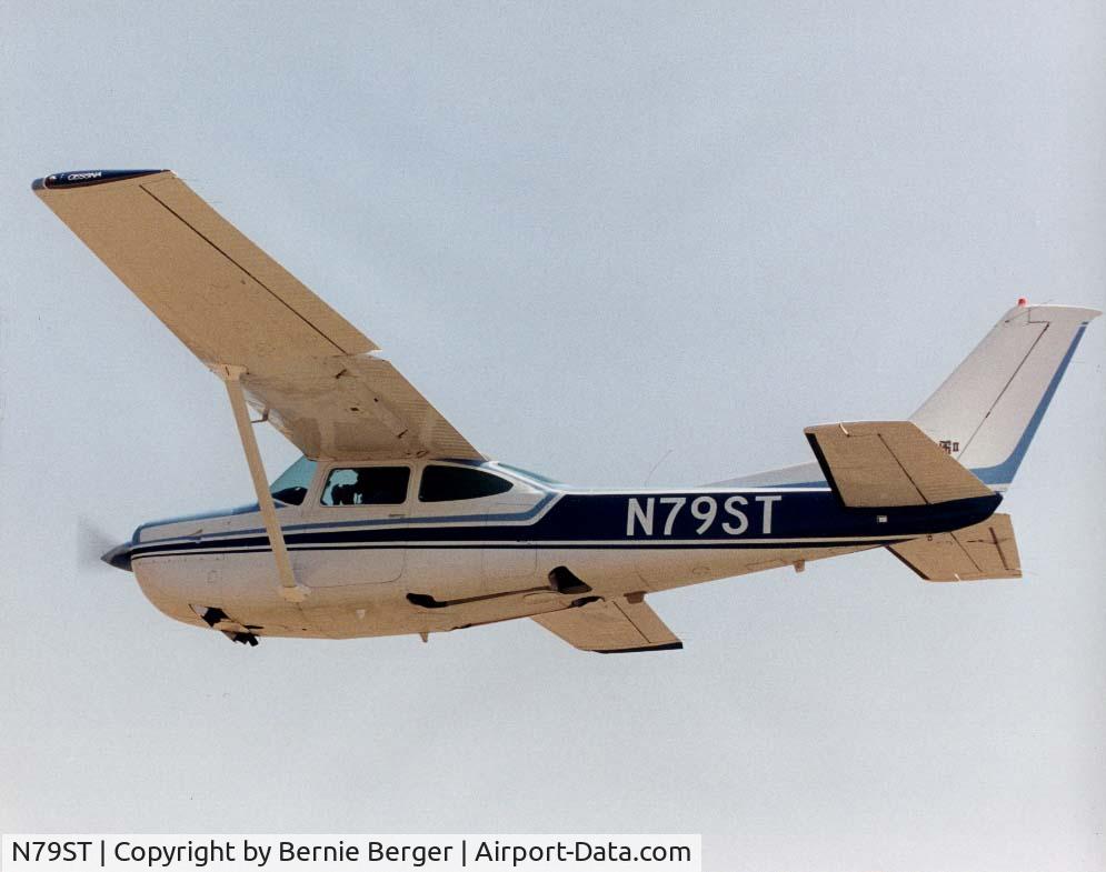 N79ST, 1978 Cessna R182 Skylane RG C/N R18200222, N79ST in flight near Corona, California
