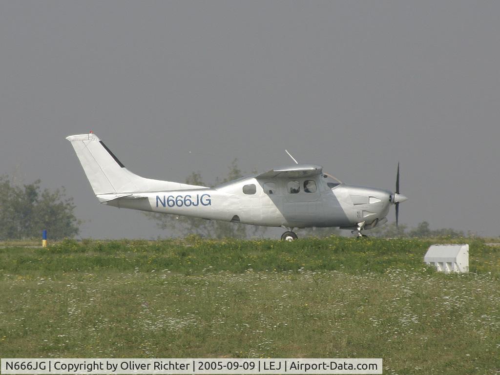 N666JG, 1981 Cessna P210N Pressurised Centurion C/N P21000657, taxing for Takeoff at taxiway W