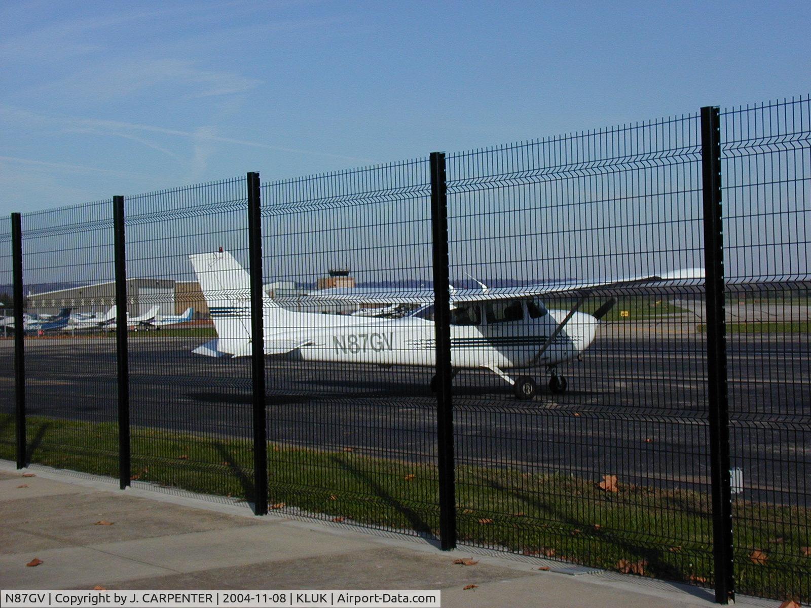N87GV, 1998 Cessna 172R C/N 17280355, CHOCKED UP AT LUK TERMINAL