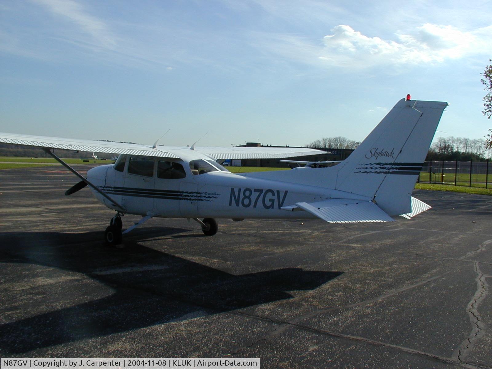 N87GV, 1998 Cessna 172R C/N 17280355, Waiting at the Sky Galley