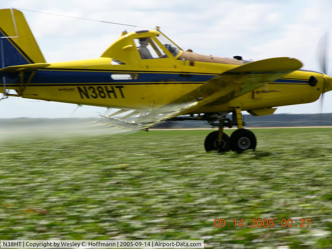 N38HT, Air Tractor Inc AT-402B C/N 402B-1011, Lee Denham at the controls of Air Tractor N38HT, College