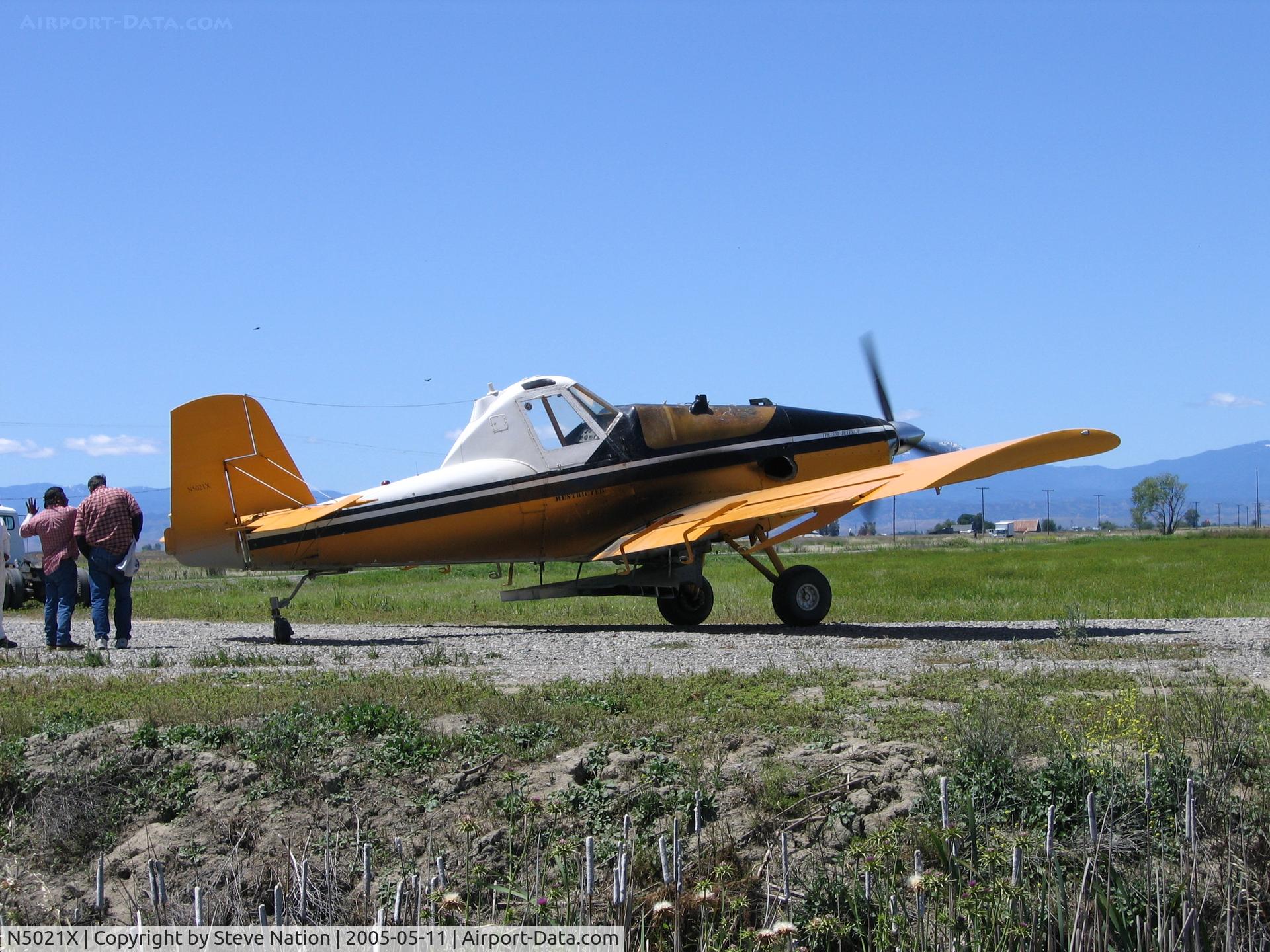 N5021X, 1975 Rockwell International S-2R Turbo Thrush Commander C/N 5053R, Mann and Sons 1975 Rockwell International S2R-T34 at farm airstrip E of Willows, CA between rice seeding flights