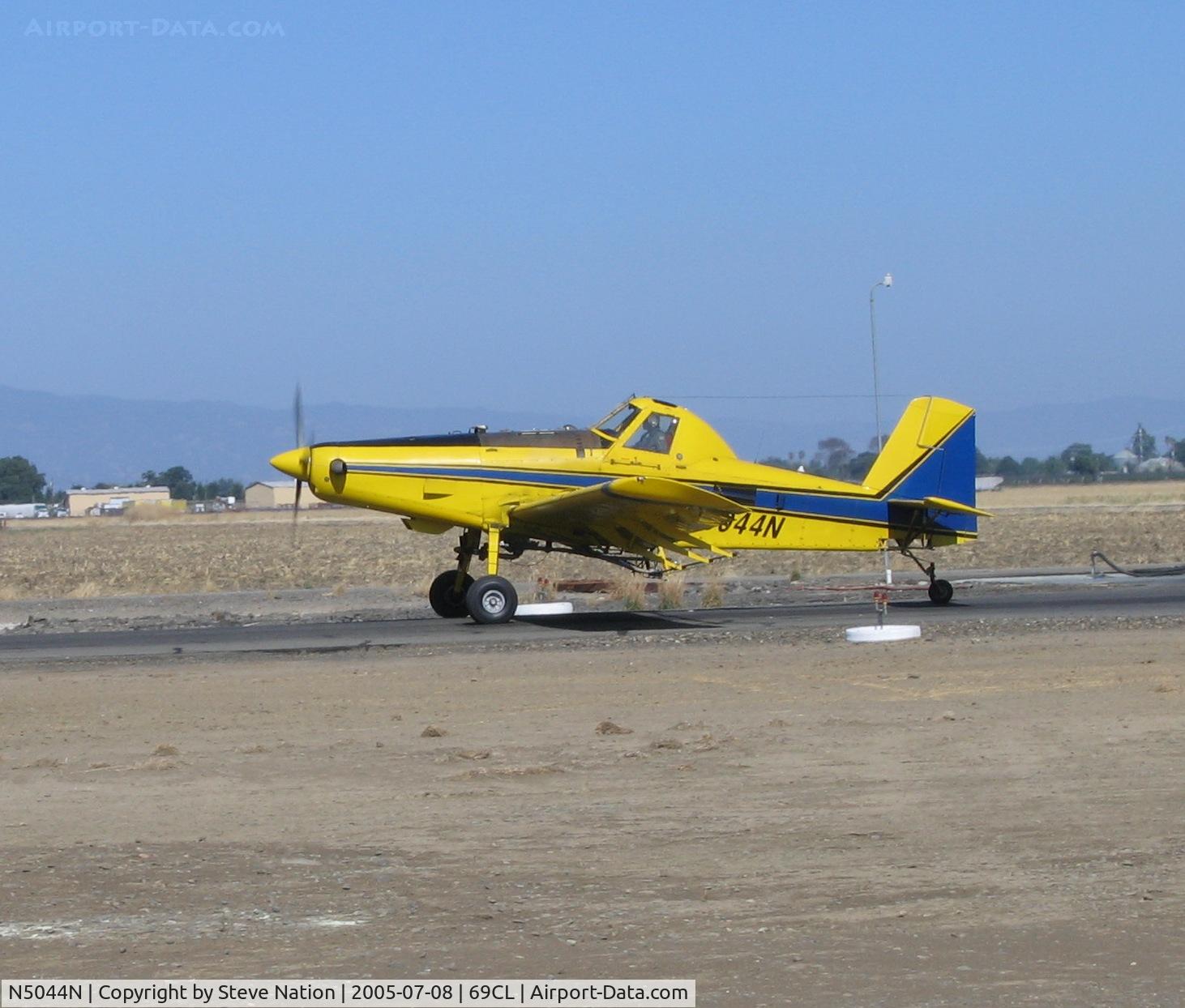 N5044N, 1997 Air Tractor Inc AT-502B C/N 502B-0452, Growers Air Service 1997 Air Tractor AT-502 taking-off from airstrip near Woodland, CA