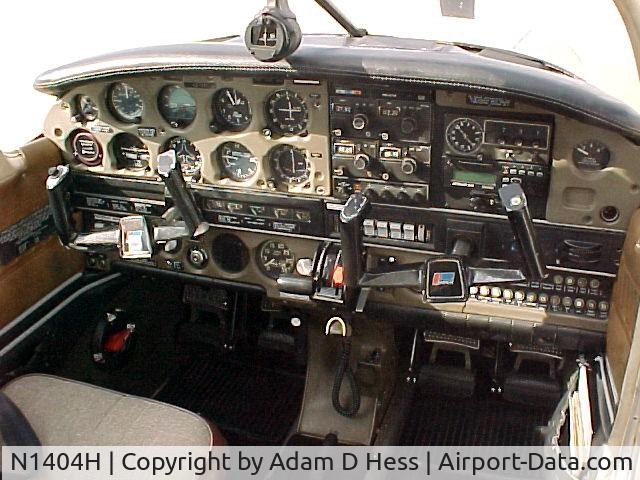 N1404H, 1977 Piper PA-28-161 Cherokee Warrior II C/N 28-7716023, Cockpit