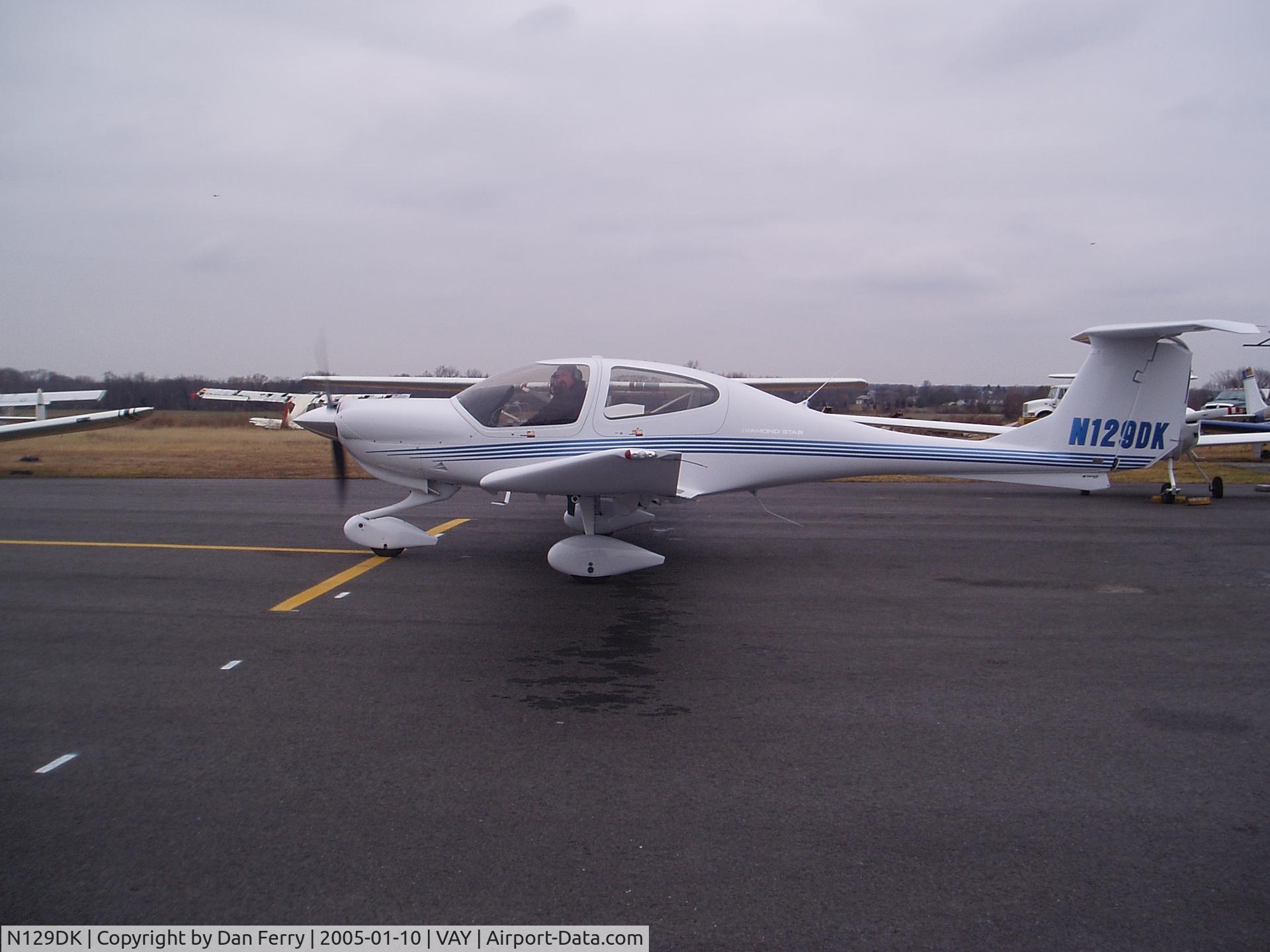N129DK, 2004 Diamond DA-40 Diamond Star C/N 40.454, Taxi to runway at VAY.
