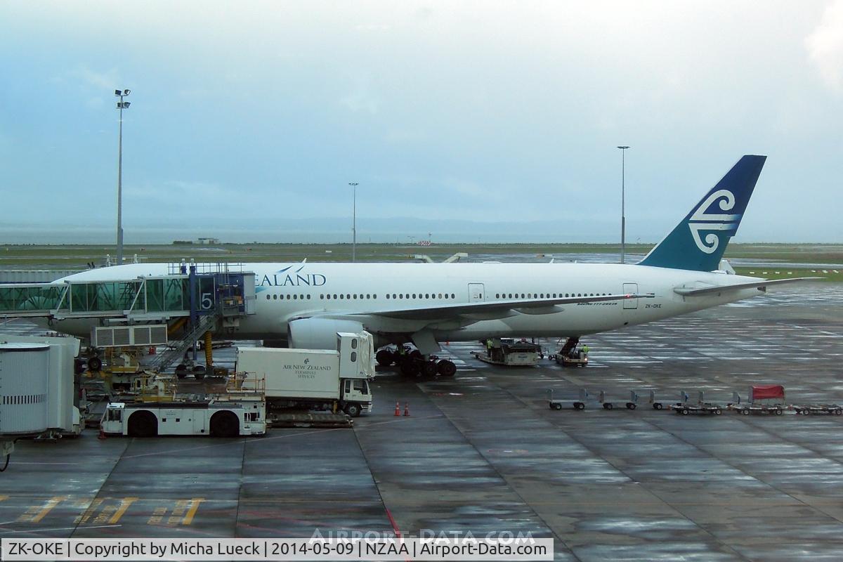 ZK-OKE, 2006 Boeing 777-219/ER C/N 32712, At Auckland