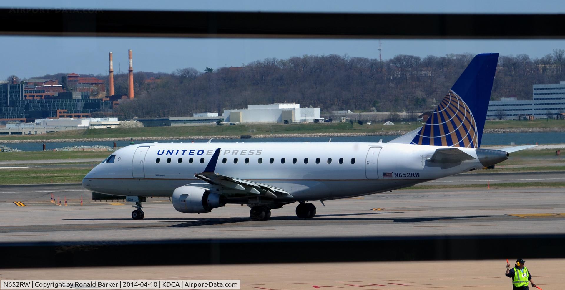 N652RW, 2005 Embraer 170SE (ERJ-170-100SE) C/N 17000075, Taxi National