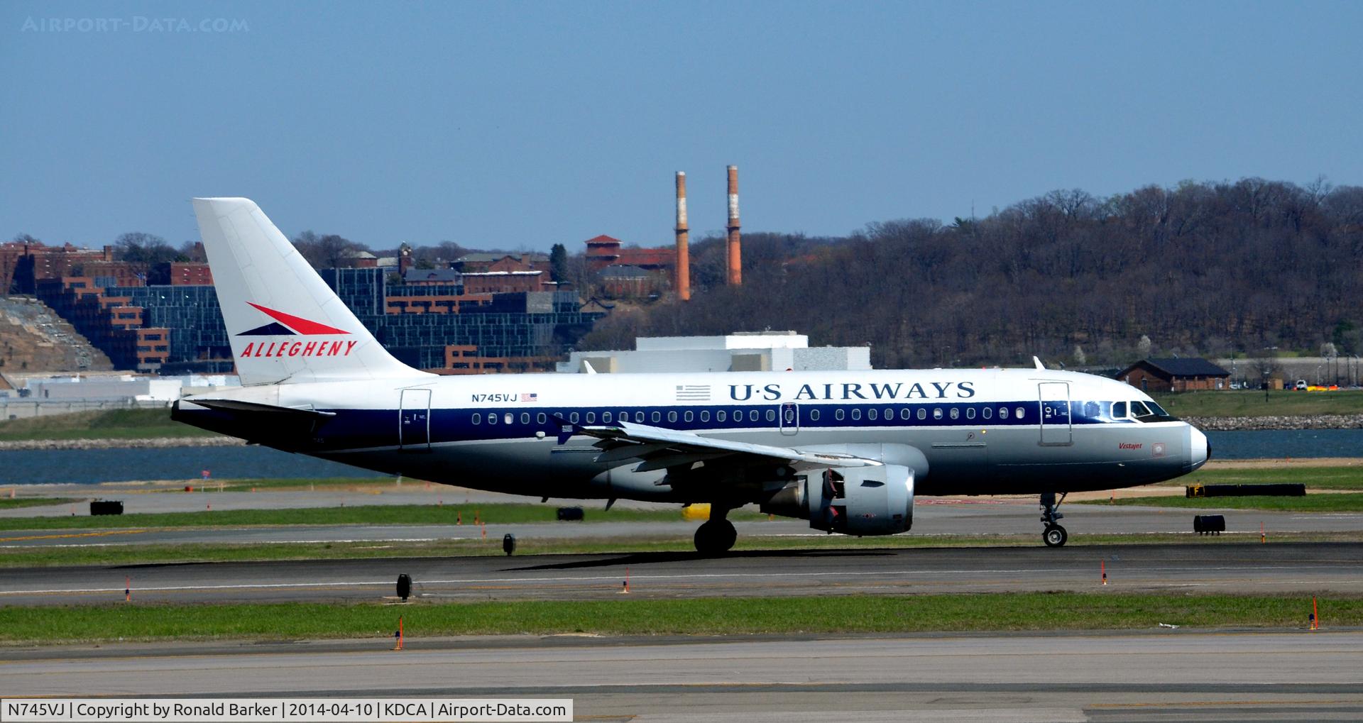 N745VJ, 2000 Airbus A319-112 C/N 1289, Landing National