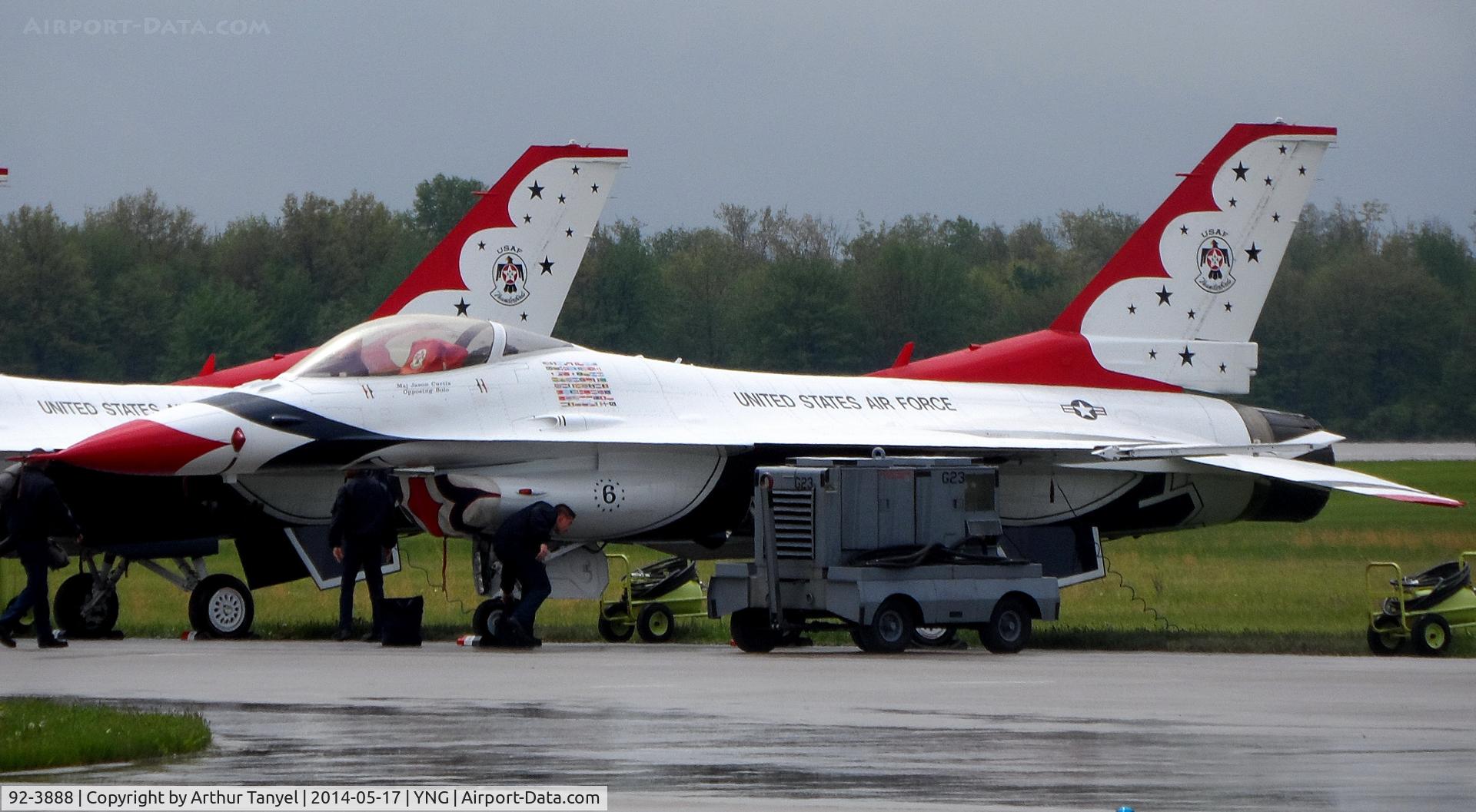 92-3888, General Dynamics F-16CJ Fighting Falcon C/N CC-130, Thunderbird 6 being prepared for the Youngstown Airshow
