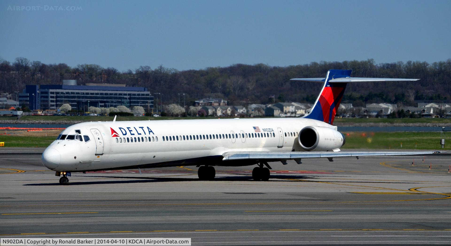 N902DA, 1994 McDonnell Douglas MD-90-30 C/N 53382, Taxi National