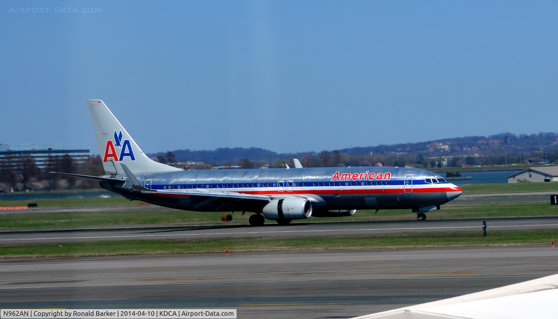 N962AN, 2001 Boeing 737-823 C/N 30858, Landing National