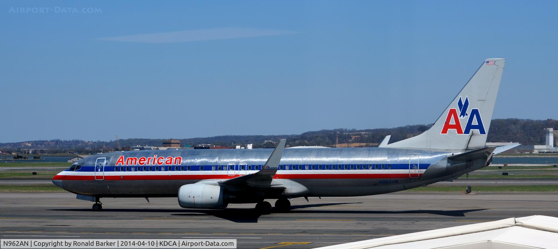 N962AN, 2001 Boeing 737-823 C/N 30858, Taxi to park National