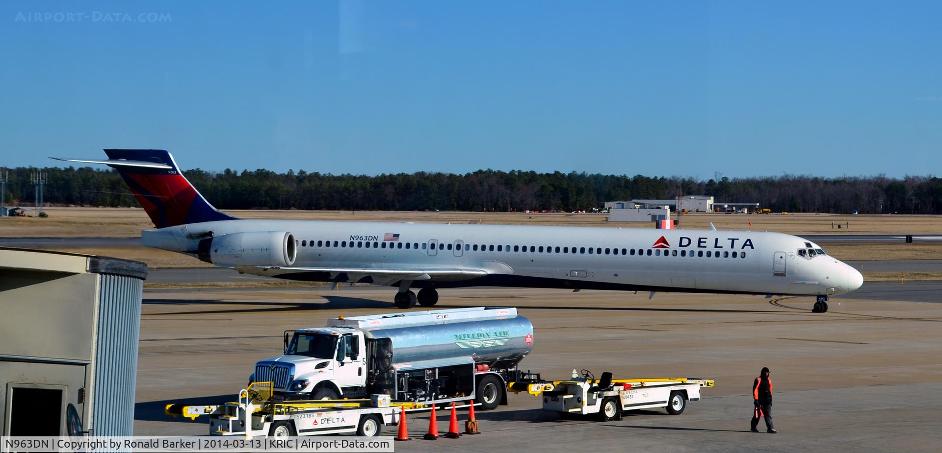 N963DN, 1998 McDonnell Douglas MD-90-30 C/N 53533, Taxi Richmond