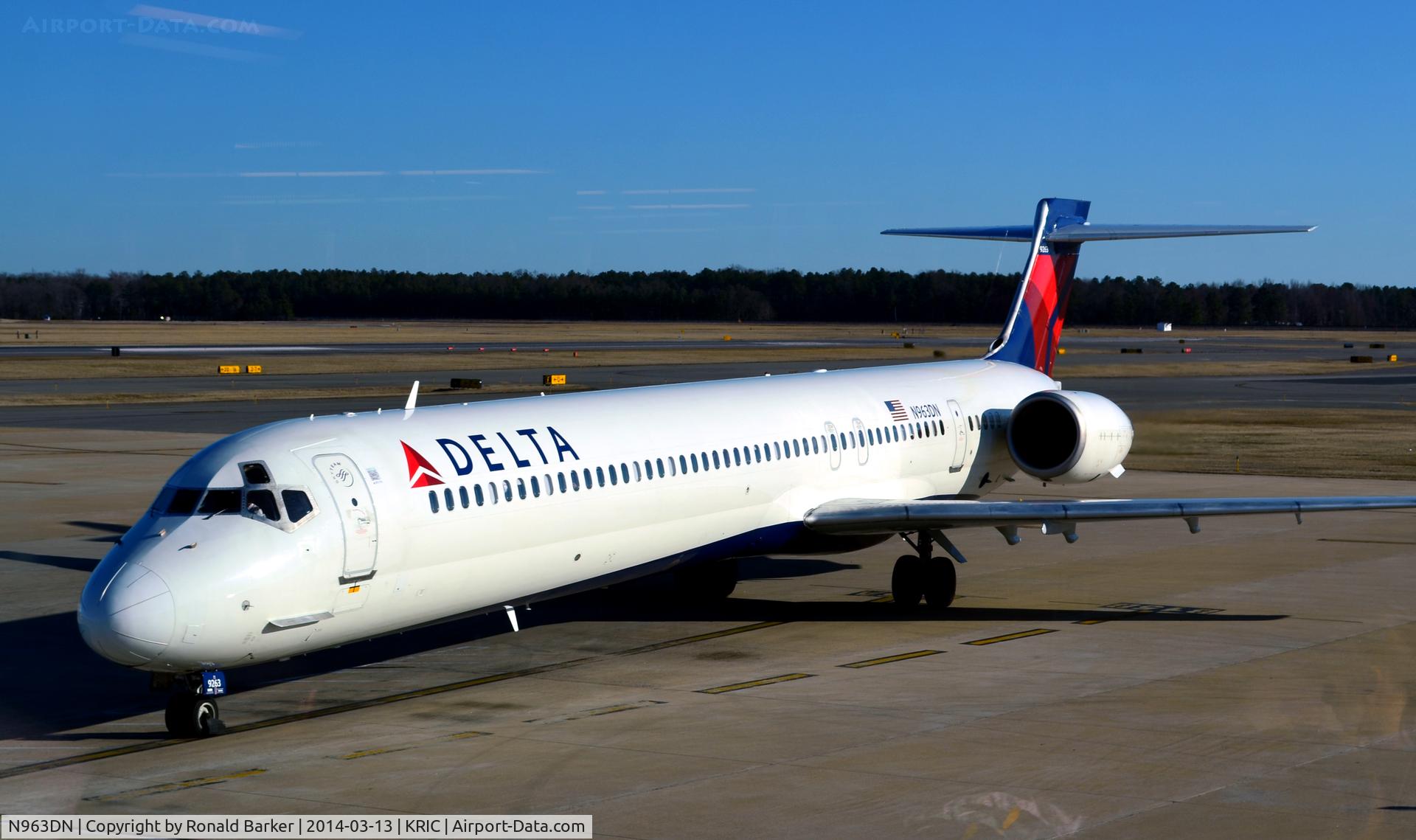 N963DN, 1998 McDonnell Douglas MD-90-30 C/N 53533, taxi Richmond