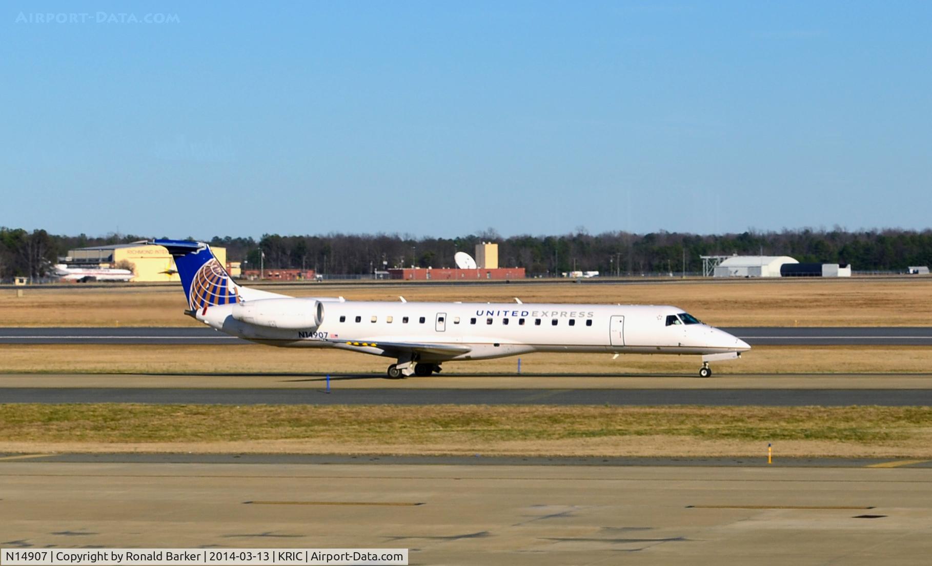 N14907, 2001 Embraer ERJ-145LR (EMB-145LR) C/N 145468, Taxi Richmond