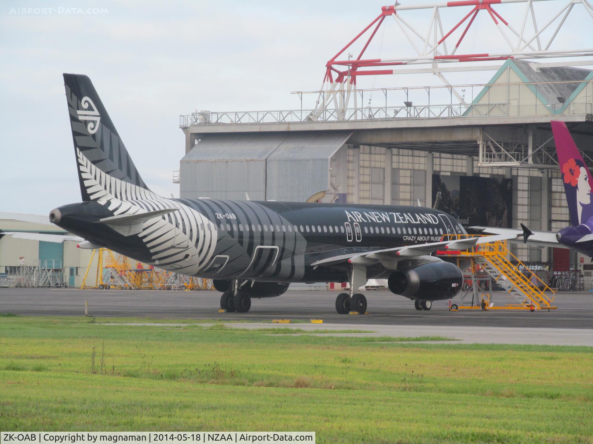 ZK-OAB, 2010 Airbus A320-232 C/N 4553, Half time oranges for this rugby star