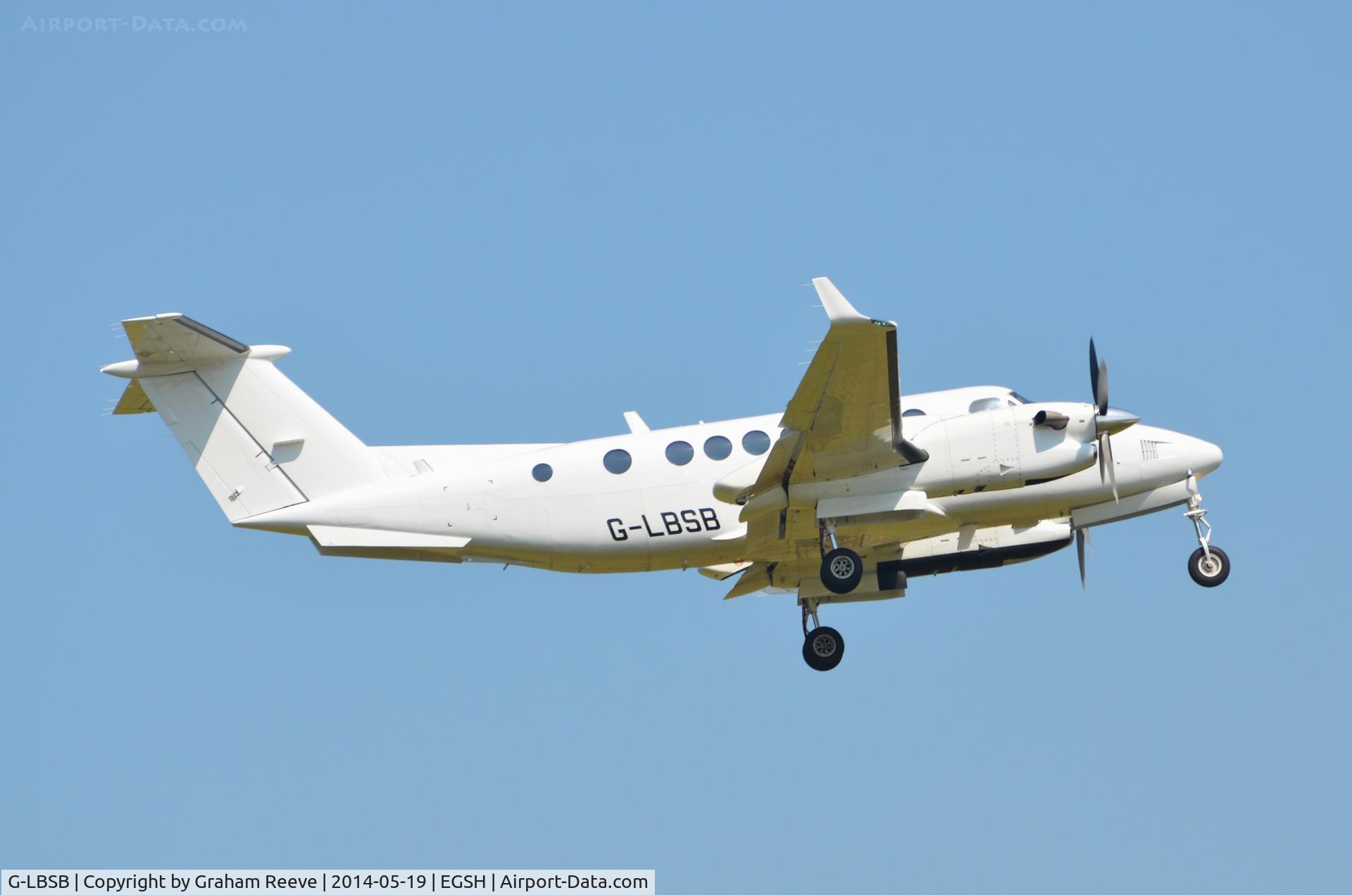 G-LBSB, 2013 Beechcraft 350C Super King Air (B300C) C/N FM-55, On approach to runway 27.