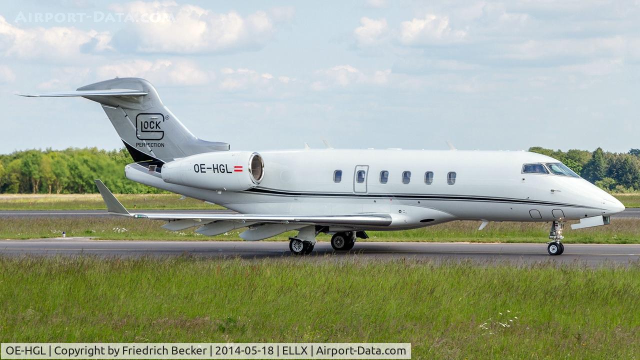 OE-HGL, 2011 Bombardier Challenger 300 (BD-100-1A10) C/N 20335, taxying to the active