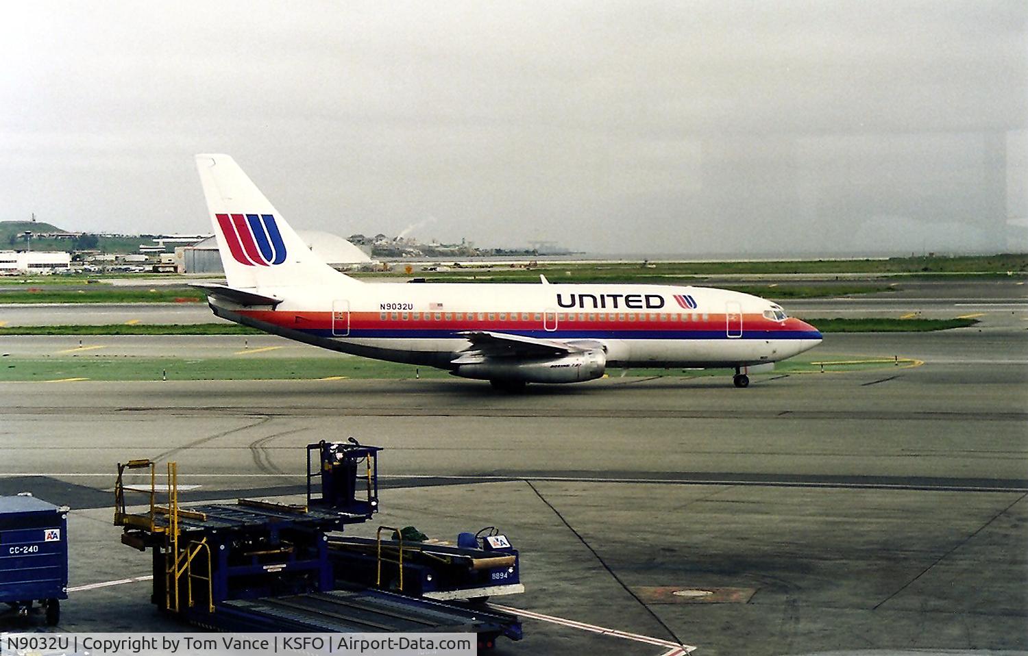 N9032U, 1968 Boeing 737-222 C/N 19070, N9032U at SFO on taxi to runway 28R
