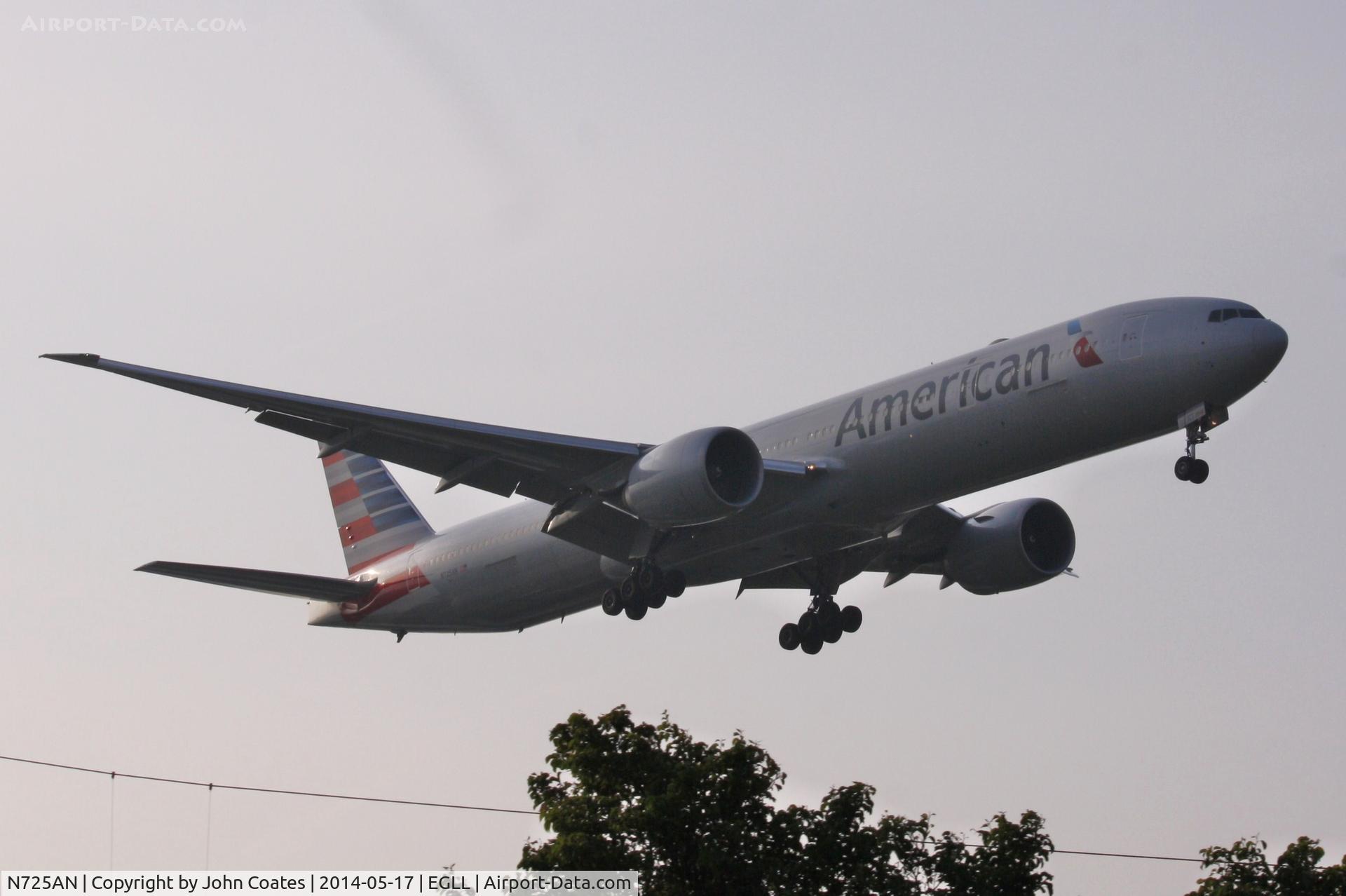 N725AN, 2013 Boeing 777-323/ER C/N 41666, Dawn arrival