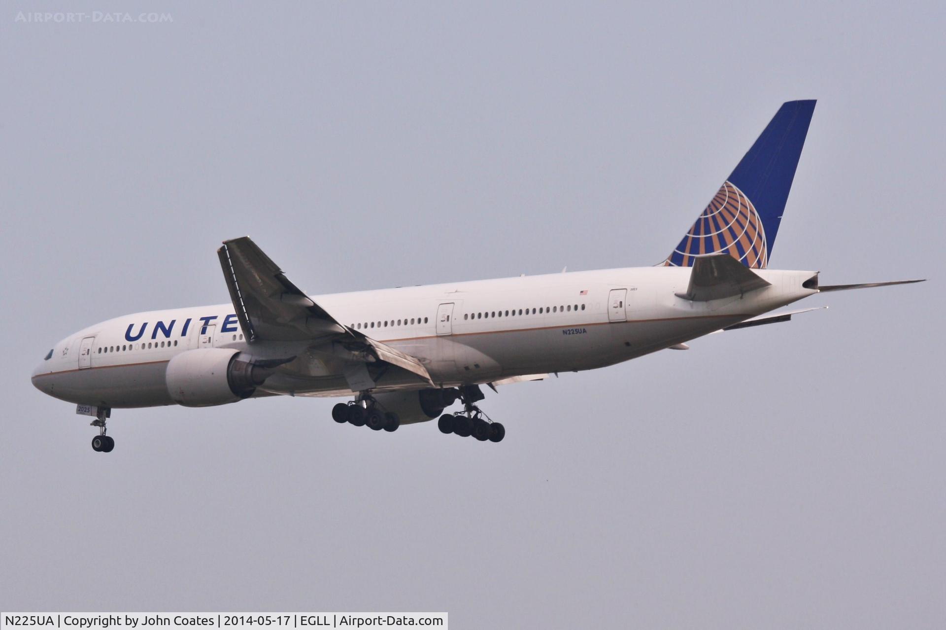 N225UA, 2001 Boeing 777-222/ER C/N 30554, Arrives 27L