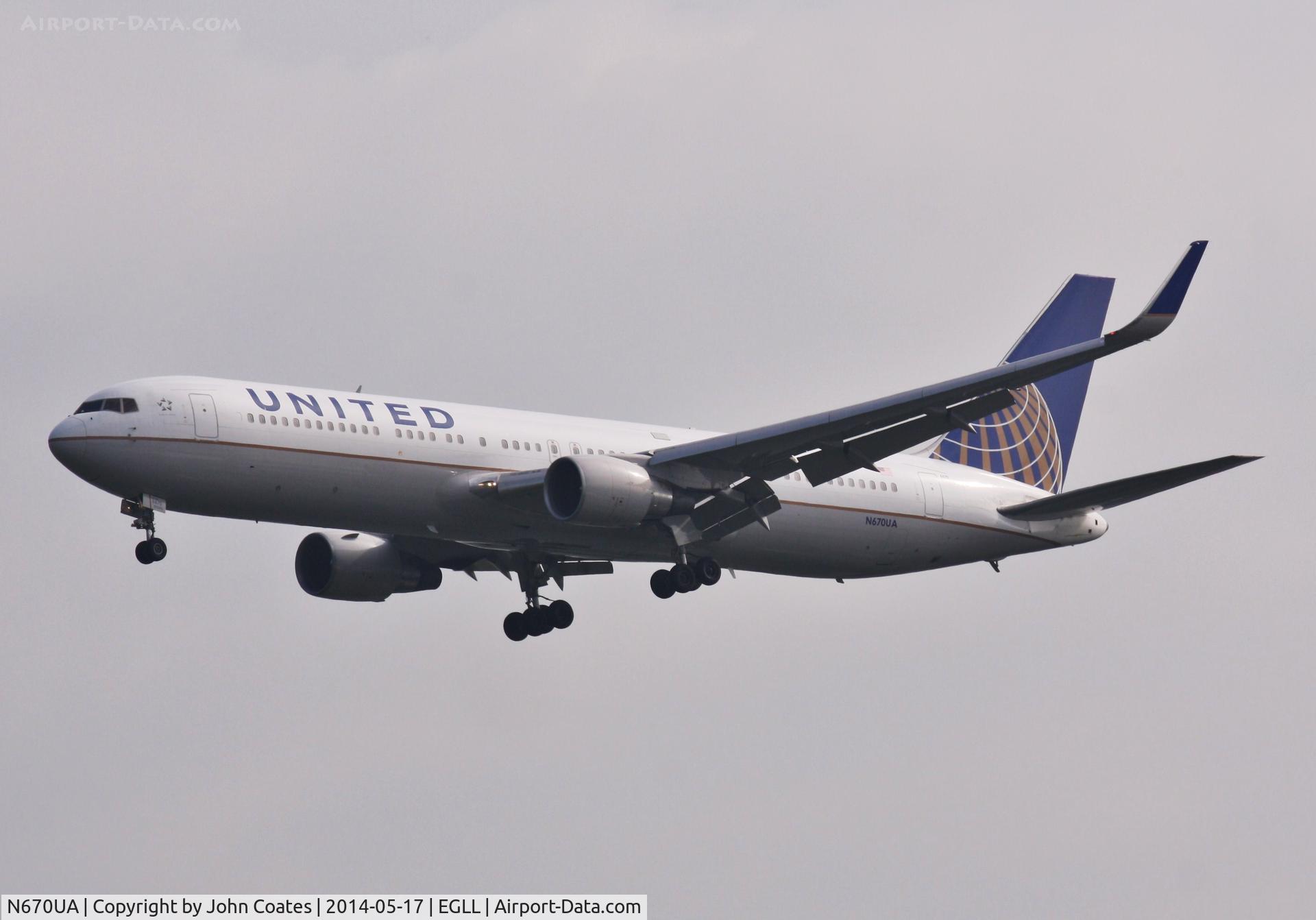 N670UA, 1999 Boeing 767-322 C/N 29240, Approach 27L