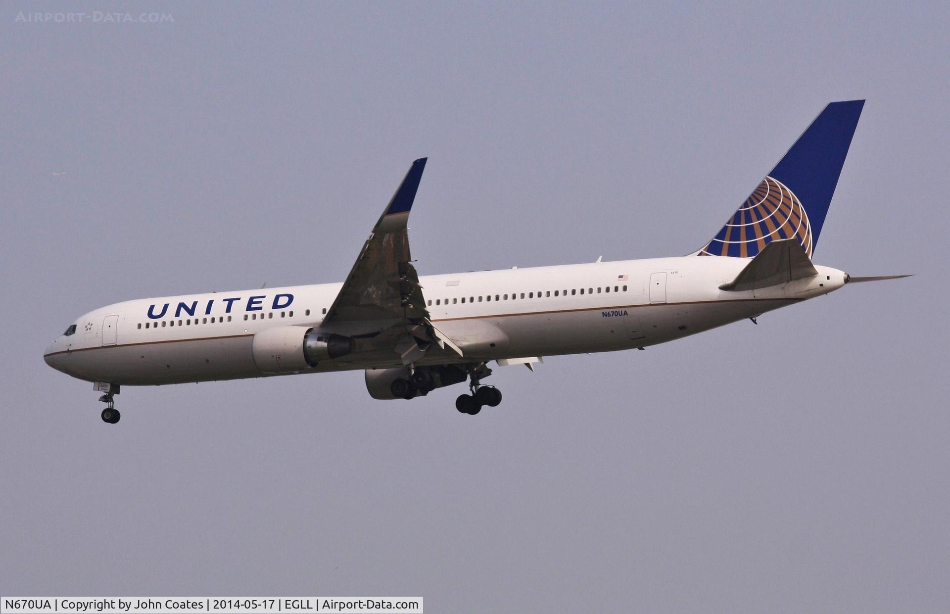 N670UA, 1999 Boeing 767-322 C/N 29240, Arriving 27L