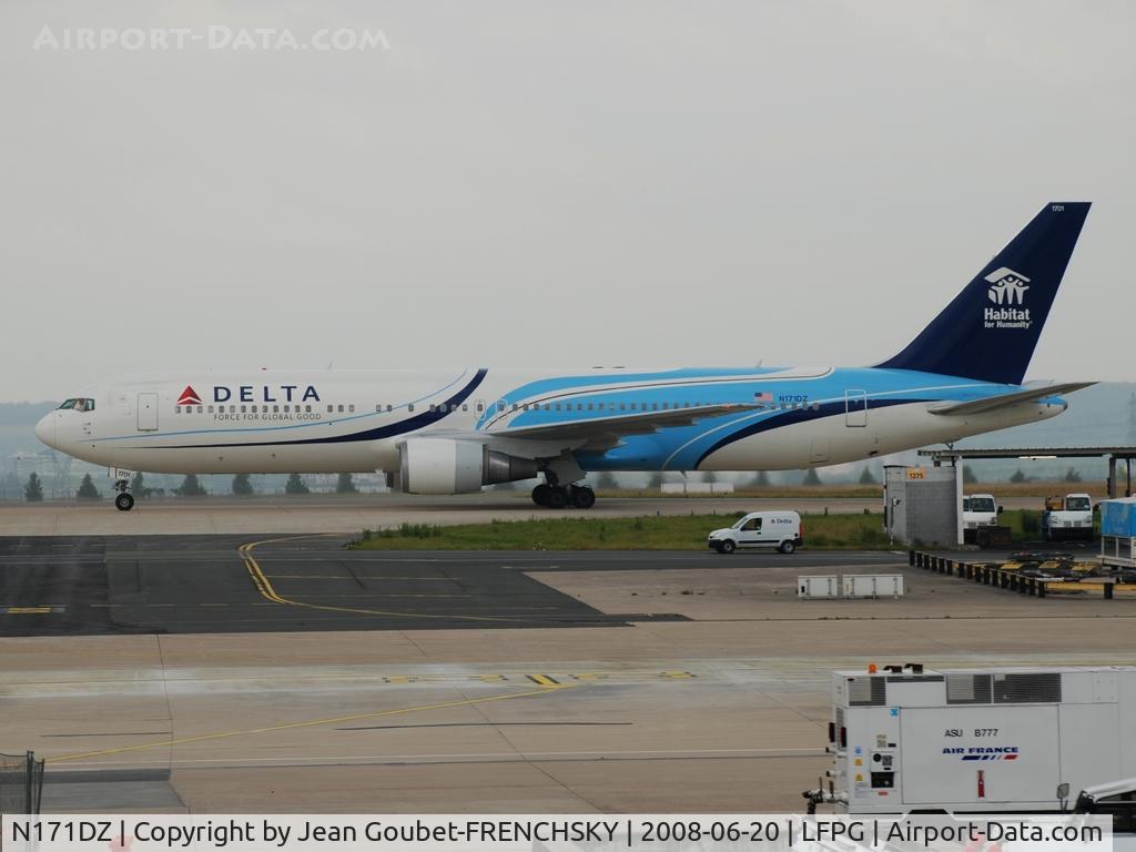 N171DZ, 1998 Boeing 767-332 C/N 29690, Habitat for humanity
