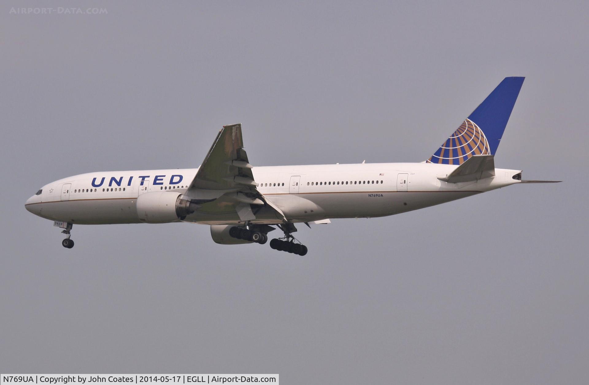 N769UA, 1995 Boeing 777-222 C/N 26921, Arriving 27L