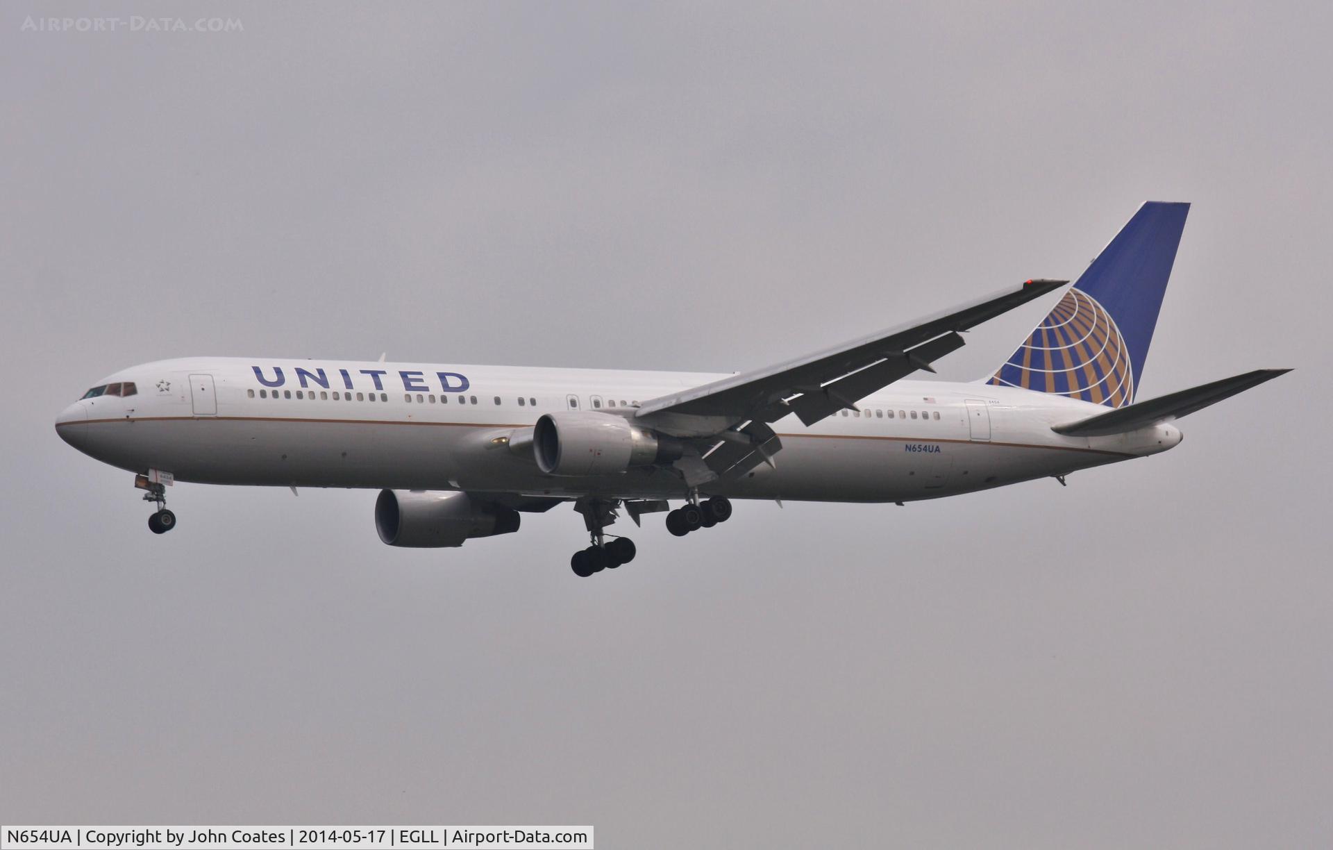 N654UA, 1992 Boeing 767-322ER C/N 25392, Approach 27L