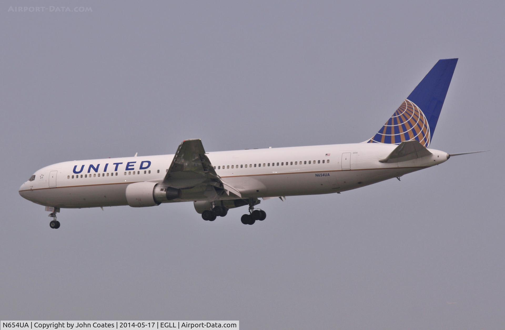 N654UA, 1992 Boeing 767-322ER C/N 25392, Arriving 27L