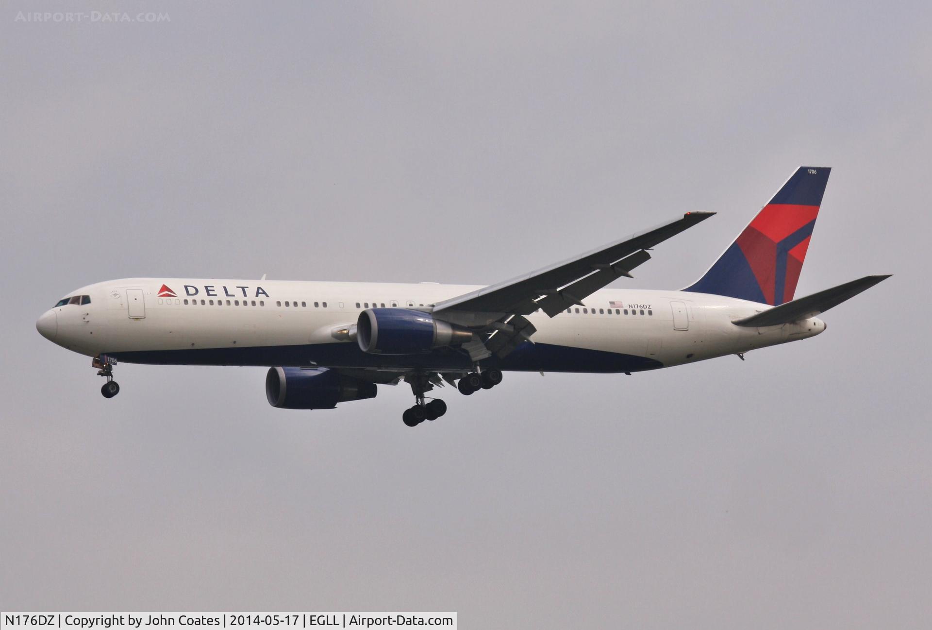 N176DZ, 1999 Boeing 767-332 C/N 29697, Approach 27L