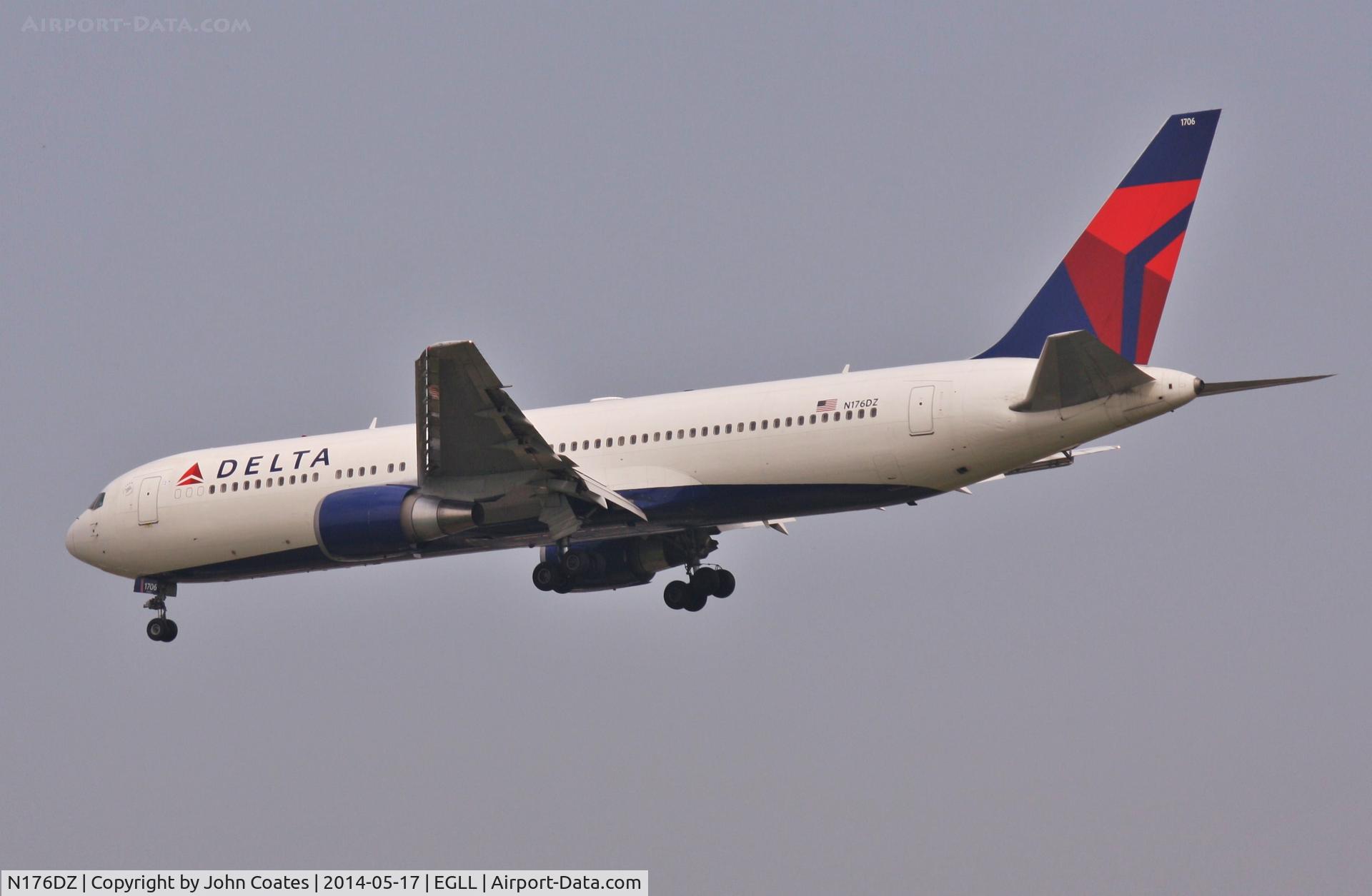 N176DZ, 1999 Boeing 767-332 C/N 29697, Arriving 27L