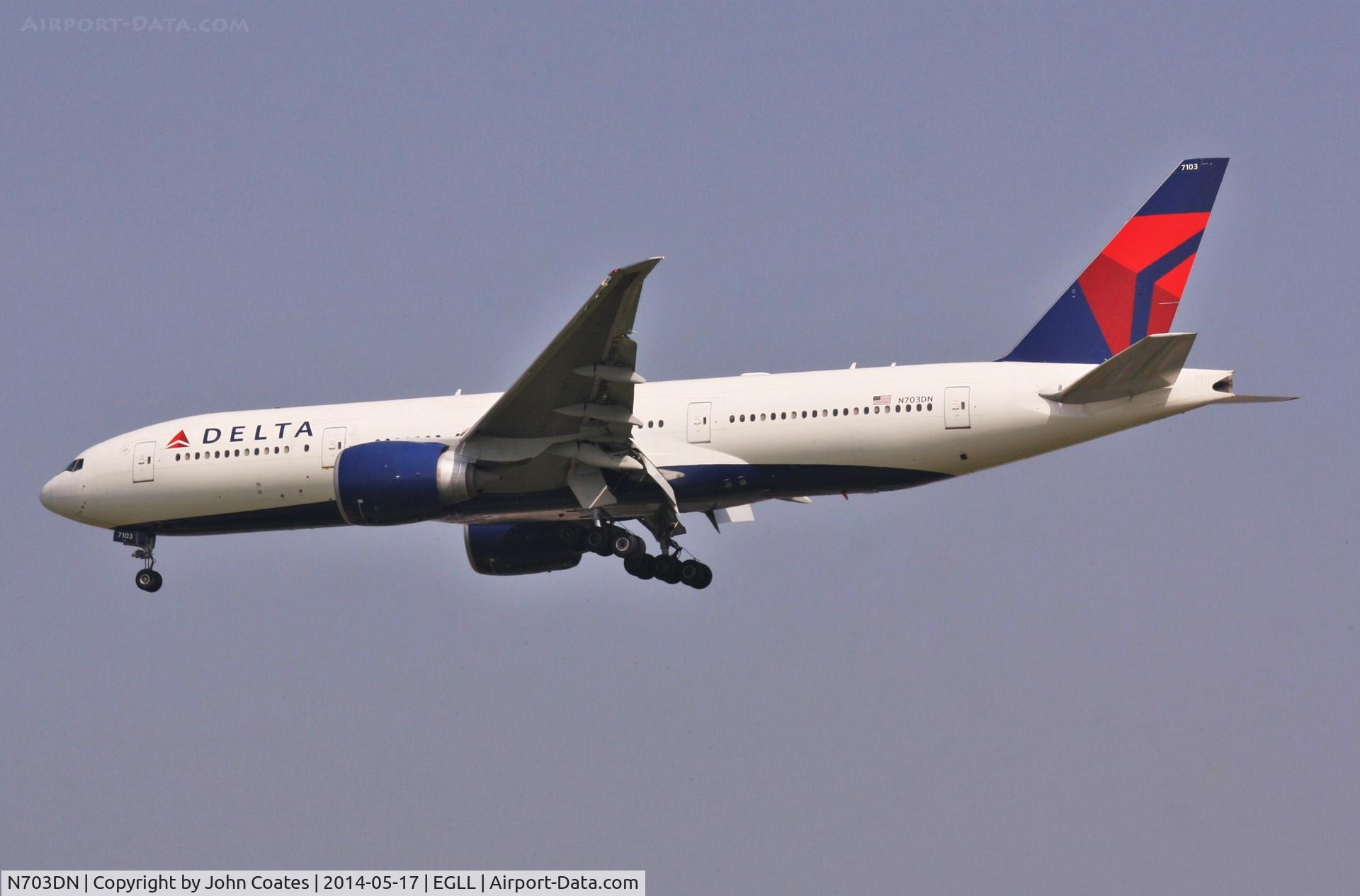 N703DN, 2009 Boeing 777-232/LR C/N 32222, Finals 27L