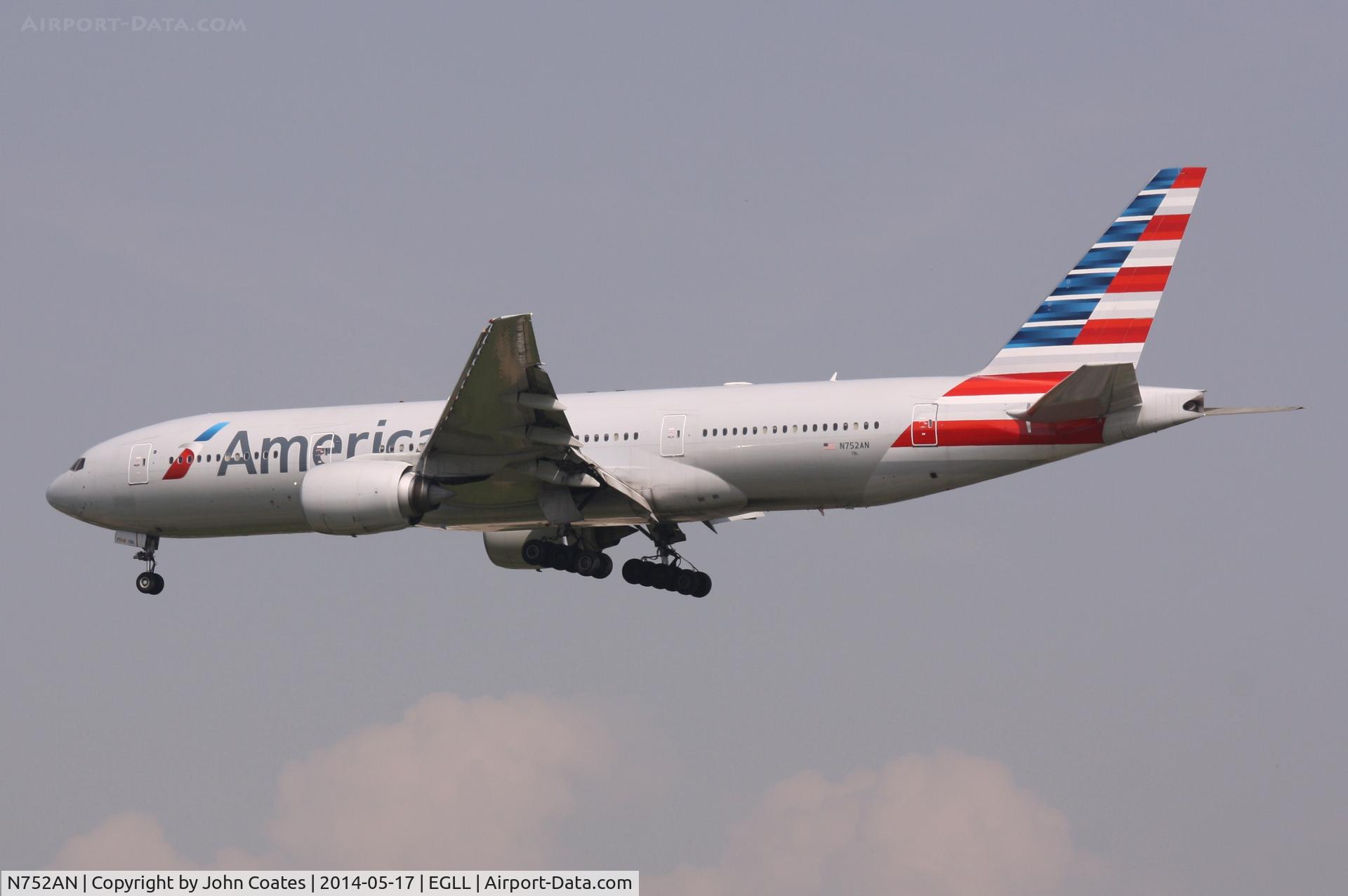 N752AN, 2001 Boeing 777-223 C/N 30260, Arriving 27L