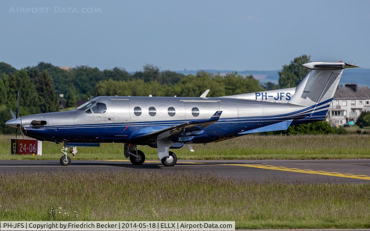 PH-JFS, 2002 Pilatus PC-12/45 C/N 477, taxying to its parking lot