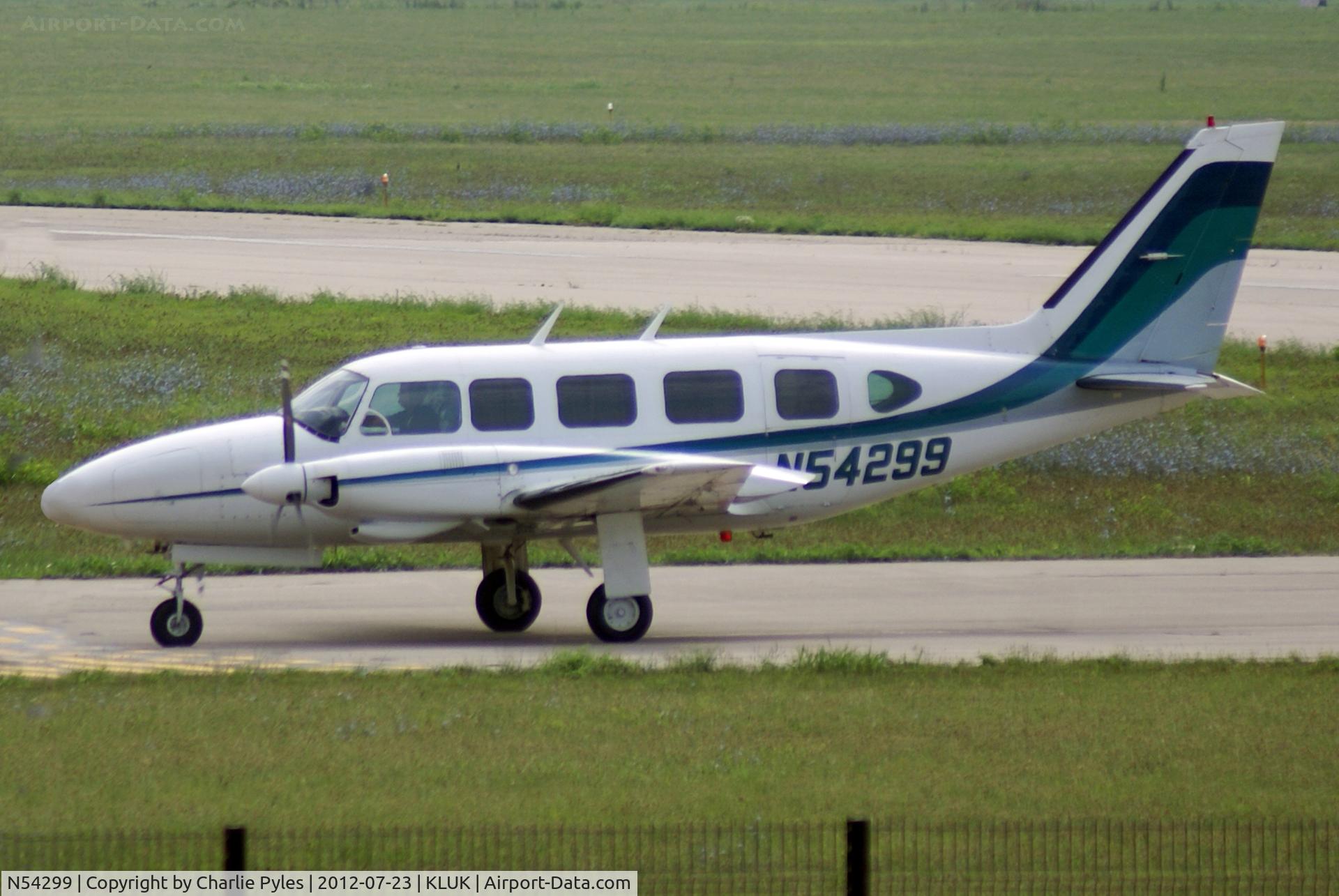N54299, 1974 Piper PA-31-350 Chieftain C/N 31-7405431, Taxiing in
