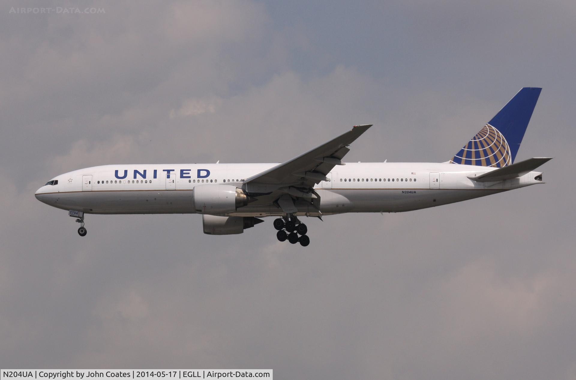 N204UA, 1999 Boeing 777-222/ER C/N 28713, Arriving 27L