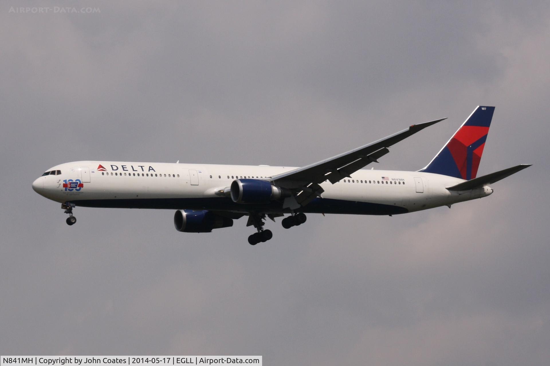 N841MH, 2001 Boeing 767-432/ER C/N 29714, Finals 27L