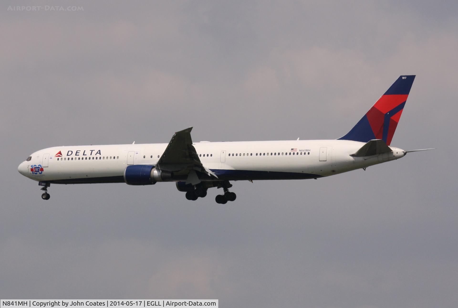 N841MH, 2001 Boeing 767-432/ER C/N 29714, Arriving 27L