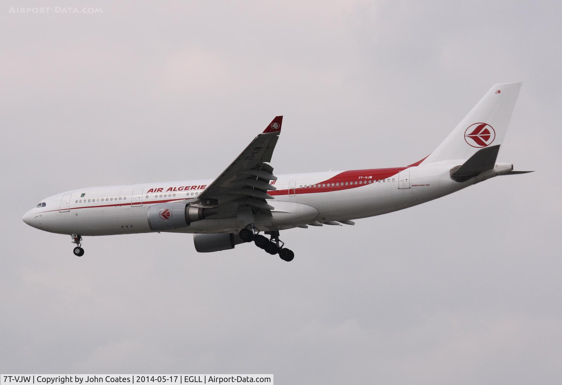 7T-VJW, 2005 Airbus A330-202 C/N 647, Arriving 27L