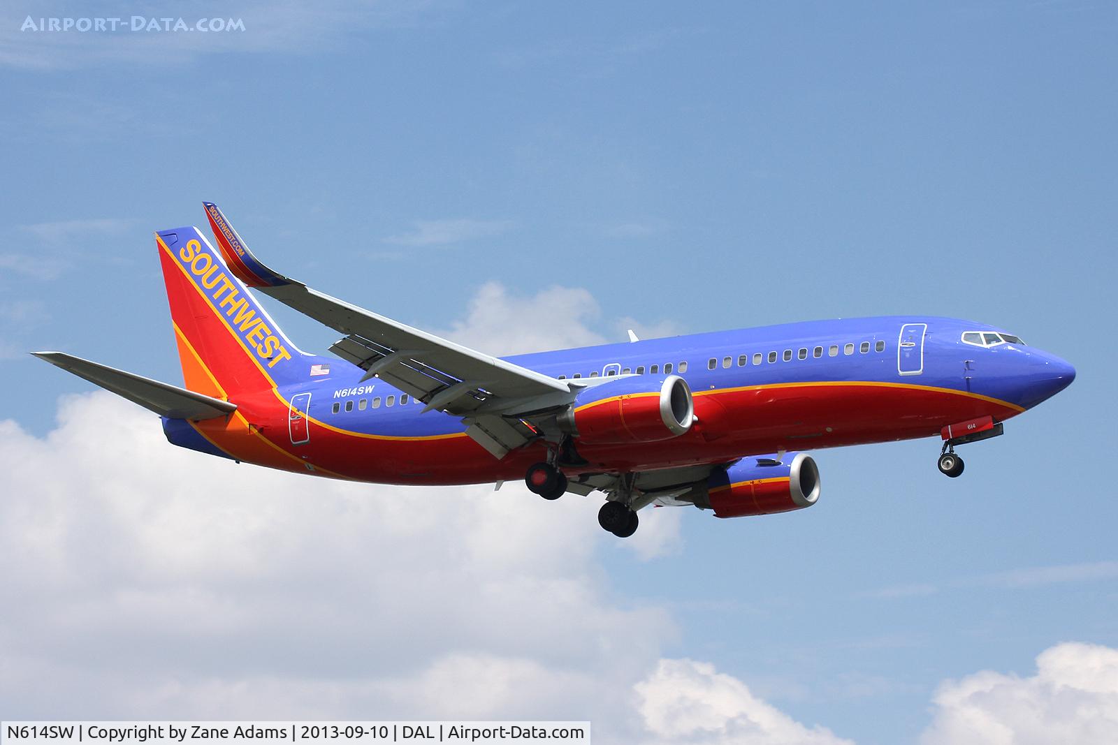 N614SW, 1995 Boeing 737-3H4 C/N 28033, Landing at Love Field - Dallas, TX