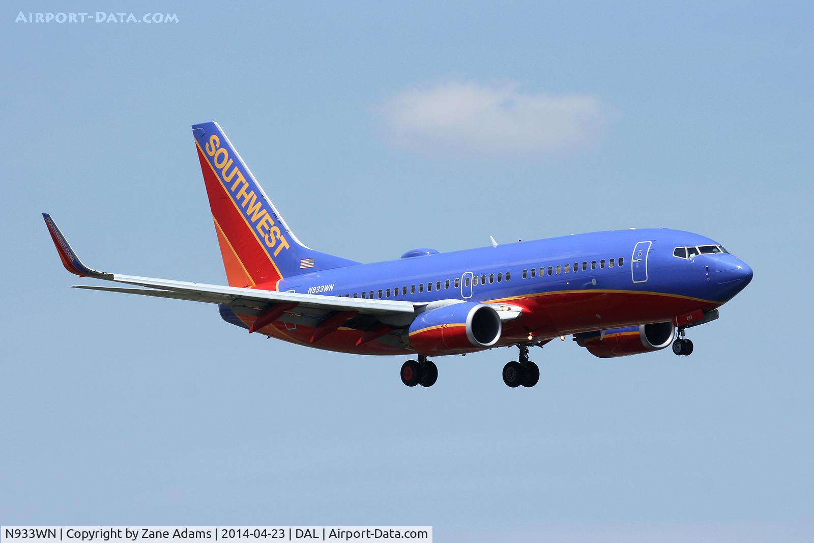 N933WN, 2009 Boeing 737-7H4 C/N 36640, Landing at Love Field - Dallas, TX