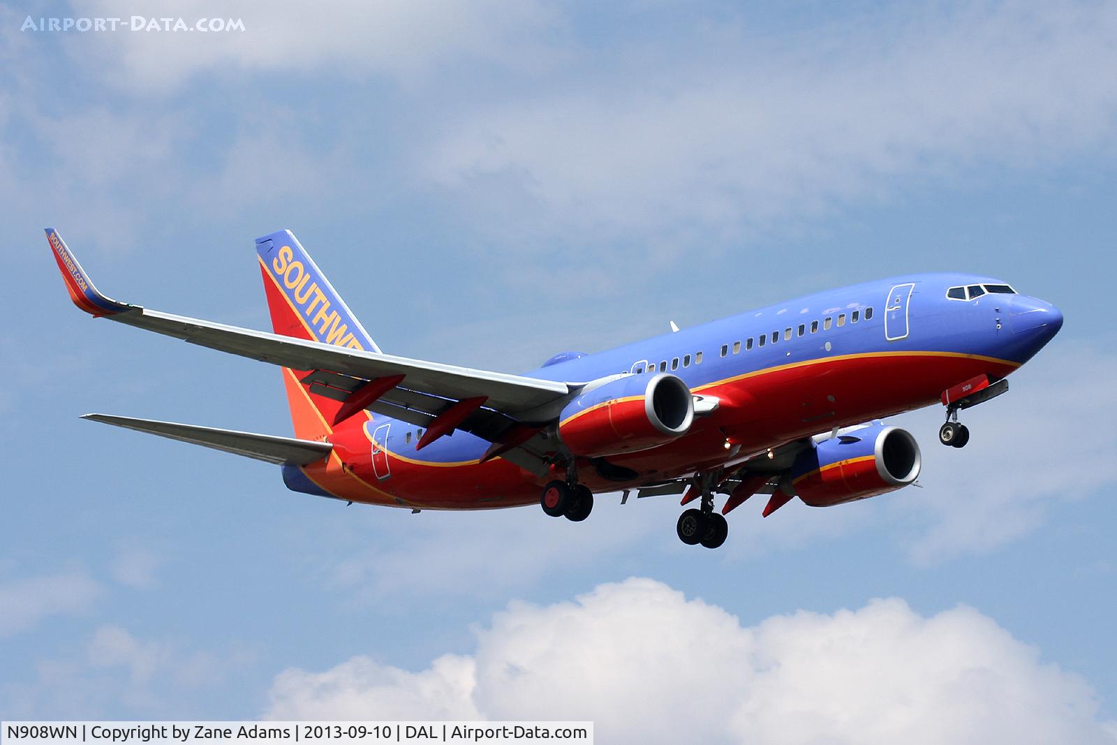 N908WN, 2008 Boeing 737-7H4 C/N 36620, Landing at Dallas Love Field