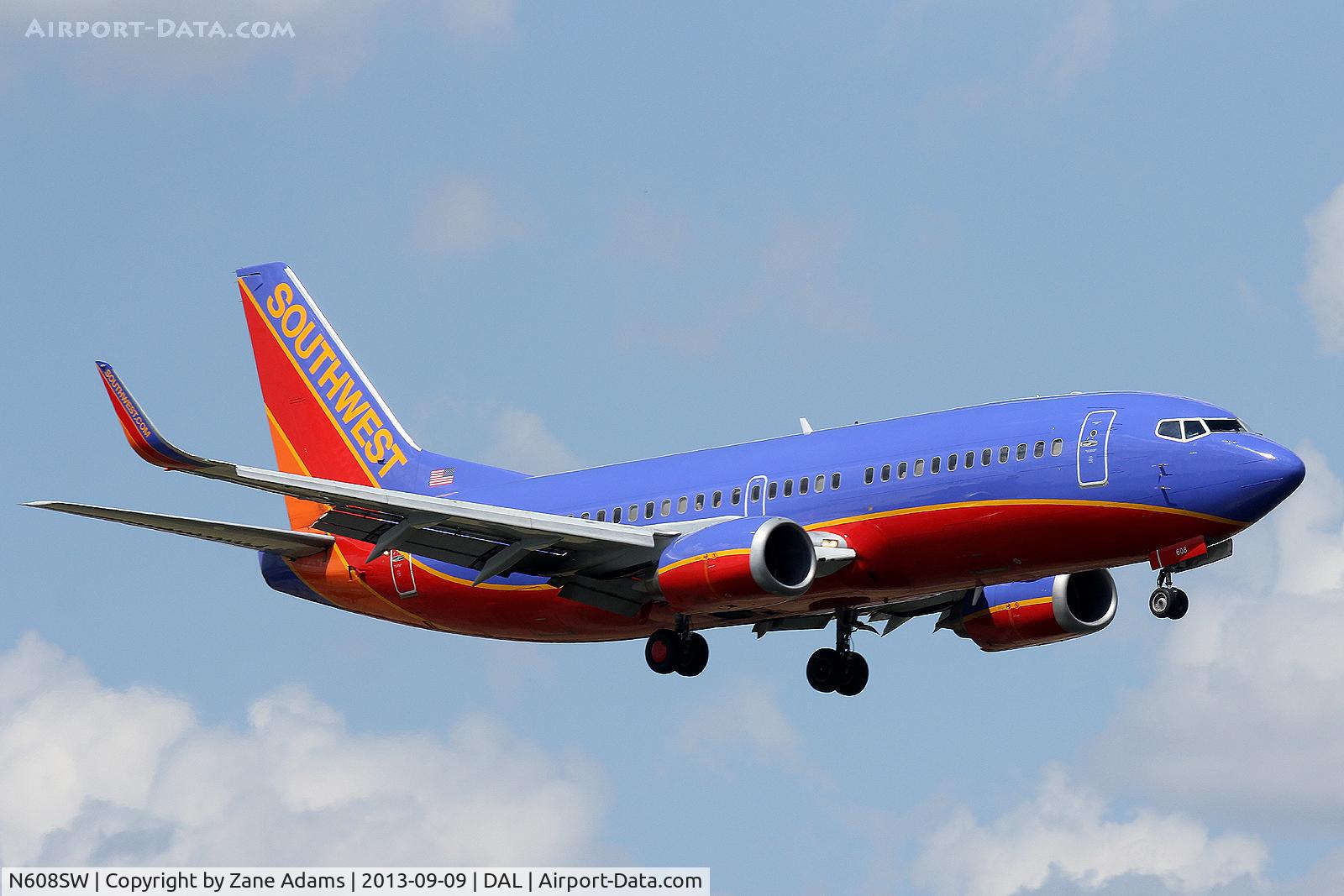 N608SW, 1995 Boeing 737-3H4 C/N 27928, Landing at Dallas Love Field